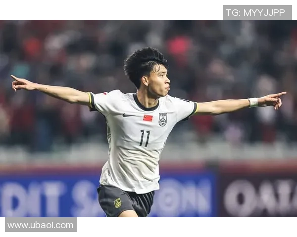 足球明星比赛意外露鸟瞬间引发热议球迷反应各异引关注